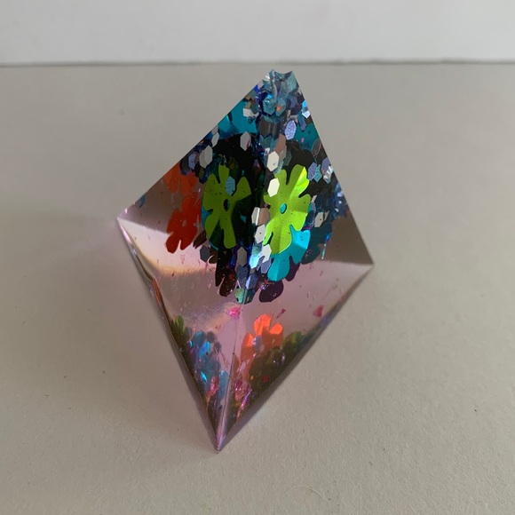 Resin Art - Small Pyramid - Picture 1 of 3